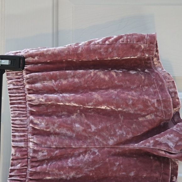 Forever 21 Small Dusty Pink Crushed Velvet Shorts - Picture 4 of 8